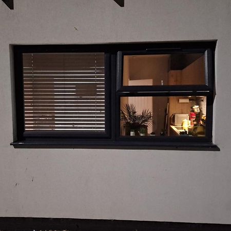 Budget Single Room Only For One Adult - Shared Flat Northolt  Екстериор снимка