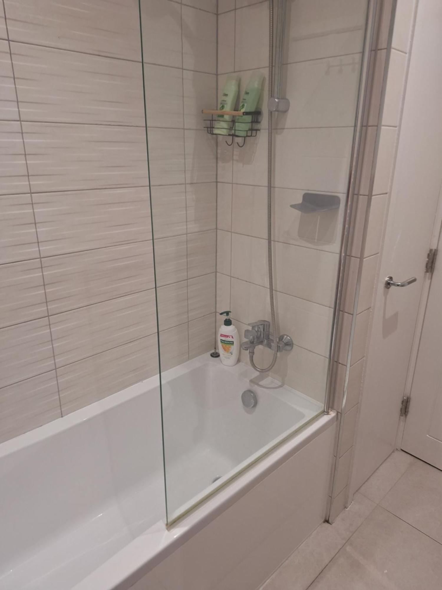 Budget Single Room Only For One Adult - Shared Flat Northolt  Екстериор снимка
