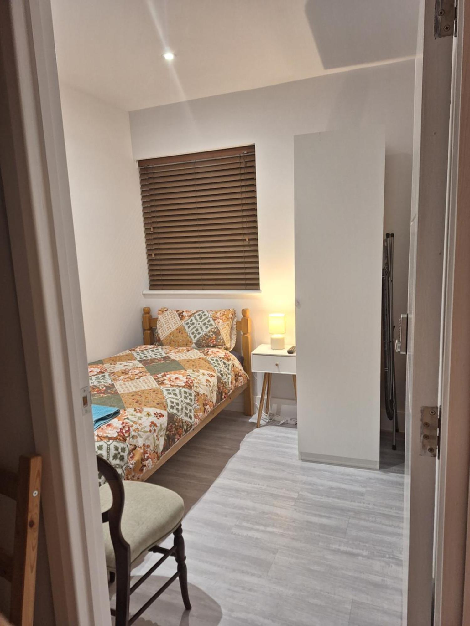 Budget Single Room Only For One Adult - Shared Flat Northolt  Екстериор снимка