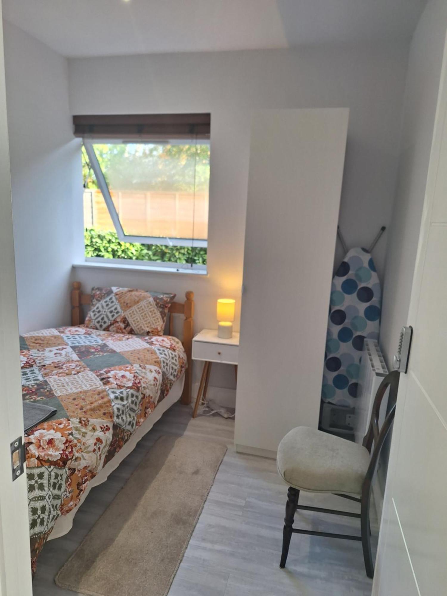 Budget Single Room Only For One Adult - Shared Flat Northolt  Екстериор снимка