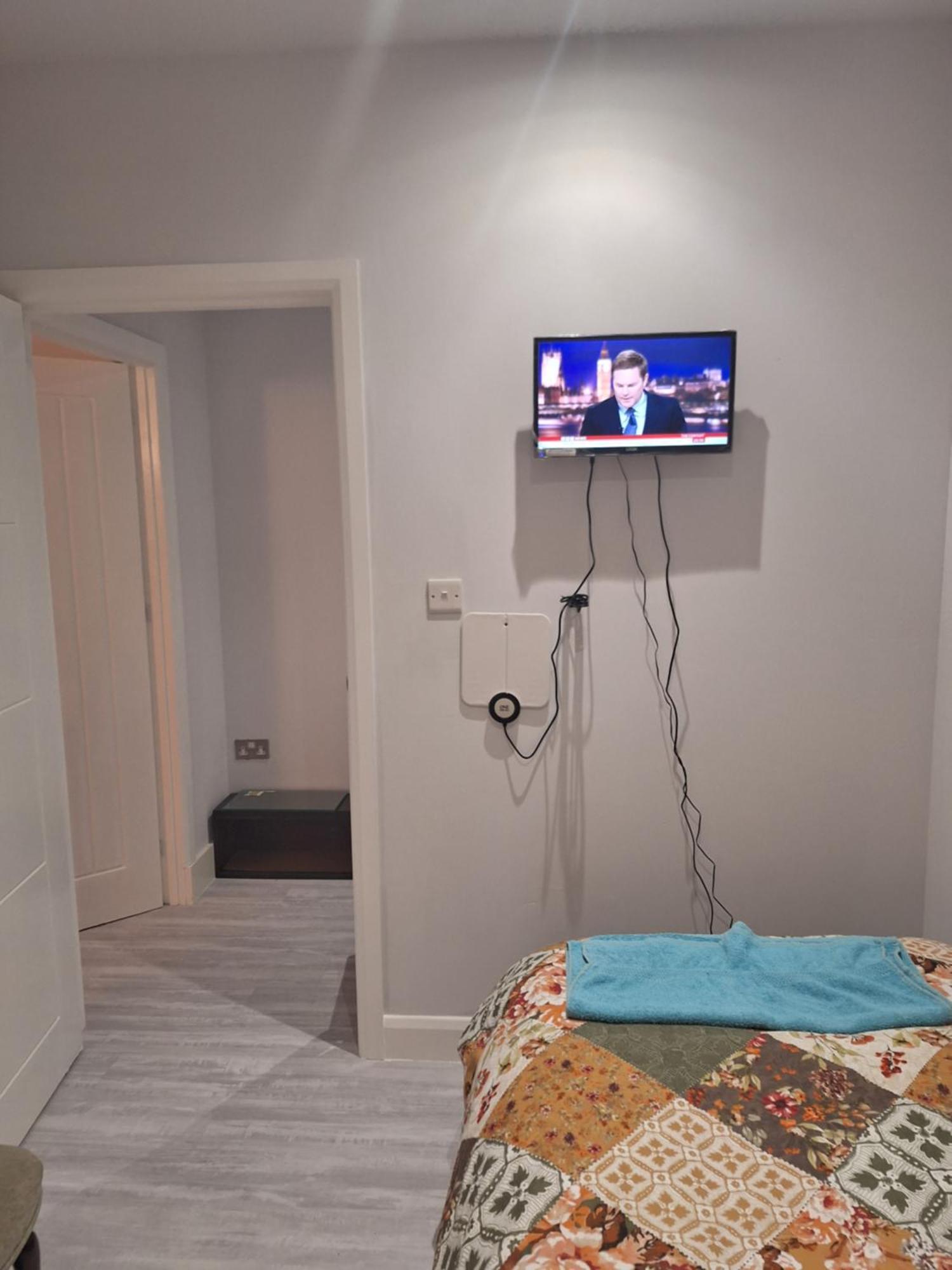 Budget Single Room Only For One Adult - Shared Flat Northolt  Екстериор снимка